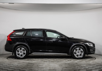 Подержанный автомобиль Volvo V60 Cross Country 2015 года (4 фото)