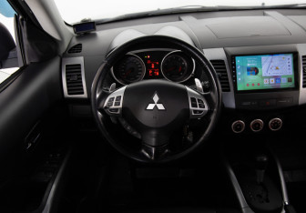 Подержанный автомобиль Mitsubishi Outlander 2006 года (10 фото)
