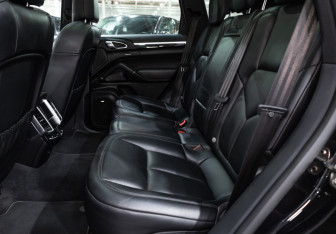 Подержанный автомобиль Porsche Cayenne 2017 года (12 фото)