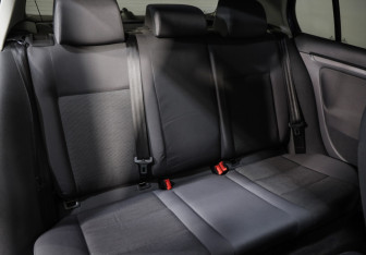 Подержанный автомобиль Volkswagen Golf Hatchback 2005 года (21 фото)