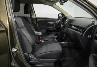 Подержанный автомобиль Mitsubishi Outlander 2020 года (19 фото)