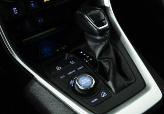 Подержанный автомобиль Toyota RAV4 2020 года (18 фото)