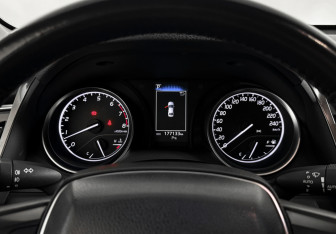 Подержанный автомобиль Toyota Camry Sedan 2019 года (19 фото)