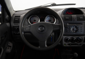 Подержанный автомобиль Suzuki Ignis 2006 года (10 фото)