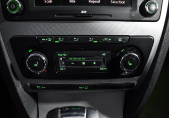 Подержанный автомобиль Skoda Octavia Liftback 2009 года (19 фото)