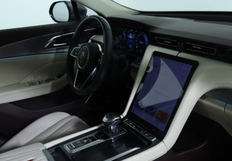 Подержанный автомобиль Hongqi H5 2024 года (10 фото)