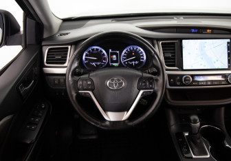 Подержанный автомобиль Toyota Highlander 2016 года (10 фото)