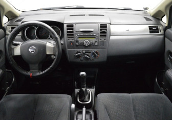 Подержанный автомобиль Nissan Tiida Hatchback 2010 года (14 фото)