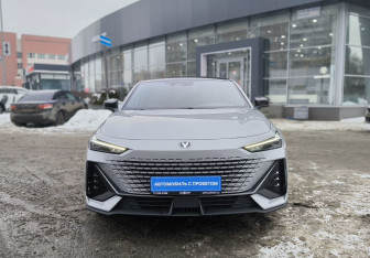 Подержанный автомобиль Changan UNI-V 2023 года (2 фото)