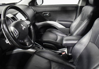 Подержанный автомобиль Mitsubishi Outlander 2011 года (10 фото)