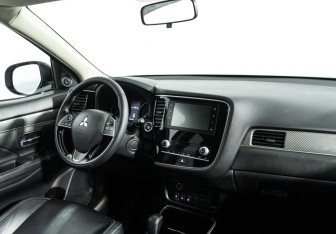 Подержанный автомобиль Mitsubishi Outlander 2020 года (9 фото)