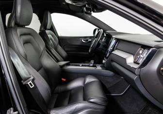 Подержанный автомобиль Volvo XC60 2019 года (25 фото)