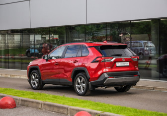 Подержанный автомобиль Toyota RAV4 2021 года (8 фото)