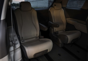 Подержанный автомобиль Kia Carnival 2021 года (30 фото)
