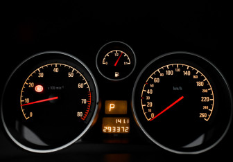 Подержанный автомобиль Opel Astra Sedan 2010 года (18 фото)