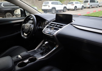 Подержанный автомобиль Lexus NX 2017 года (11 фото)