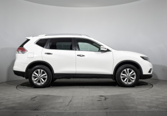 Подержанный автомобиль Nissan X-Trail 2015 года (4 фото)