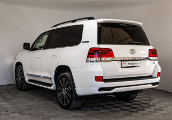 Подержанный автомобиль Toyota Land Cruiser Suv 2016 года (7 фото)