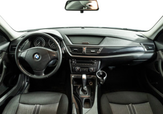 Подержанный автомобиль BMW X1 2011 года (13 фото)