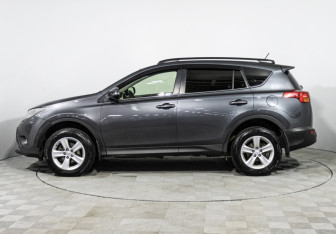 Подержанный автомобиль Toyota RAV4 2013 года (8 фото)