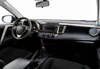 Подержанный автомобиль Toyota RAV4 2014 года (9 фото)