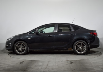 Подержанный автомобиль Opel Astra Hatchback 2012 года (8 фото)