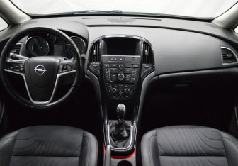 Подержанный автомобиль Opel Astra Sedan 2014 года (14 фото)
