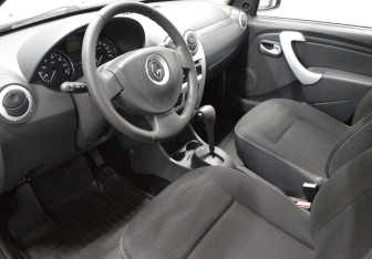 Подержанный автомобиль Renault Sandero 2012 года (10 фото)