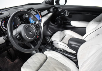 Подержанный автомобиль MINI Hatch 2022 года (16 фото)