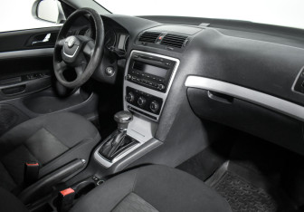 Подержанный автомобиль Skoda Octavia Liftback 2011 года (13 фото)