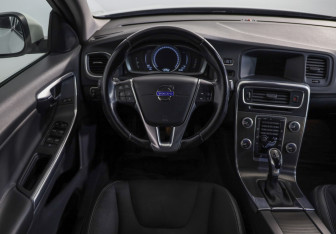 Подержанный автомобиль Volvo S60 2014 года (10 фото)