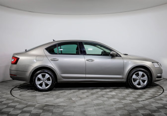Подержанный автомобиль Skoda Octavia Liftback 2018 года (4 фото)