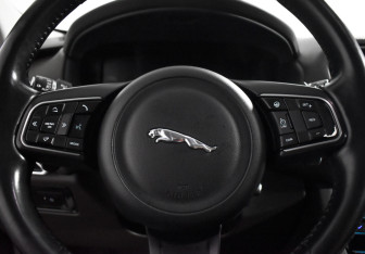 Подержанный автомобиль Jaguar F-Pace 2016 года (18 фото)