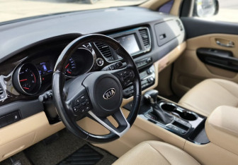 Подержанный автомобиль Kia Carnival 2019 года (19 фото)