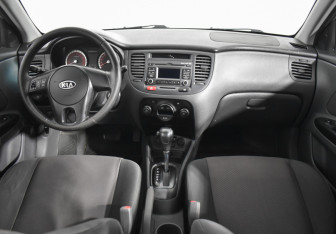 Подержанный автомобиль Kia Rio Sedan 2010 года (13 фото)