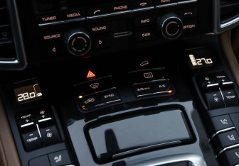 Подержанный автомобиль Porsche Cayenne 2014 года (21 фото)