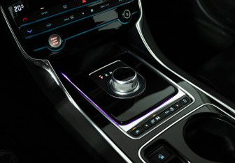 Подержанный автомобиль Jaguar XE 2015 года (22 фото)