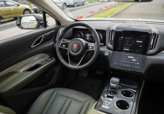 Подержанный автомобиль Hongqi HS3 2024 года (13 фото)