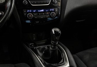 Подержанный автомобиль Nissan X-Trail 2015 года (12 фото)