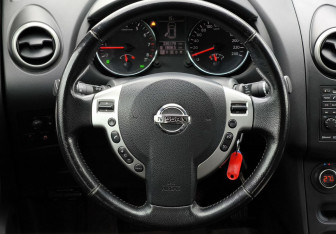 Подержанный автомобиль Nissan Qashqai 2011 года (14 фото)