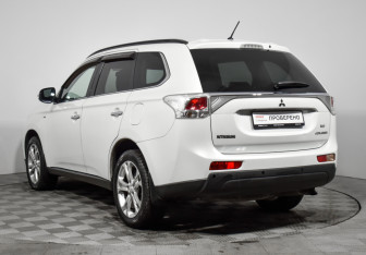 Подержанный автомобиль Mitsubishi Outlander 2013 года (7 фото)
