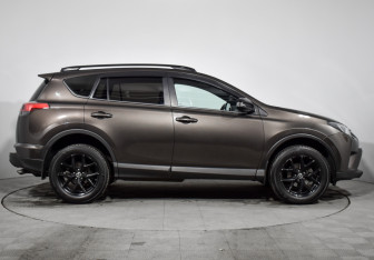 Подержанный автомобиль Toyota RAV4 2018 года (4 фото)