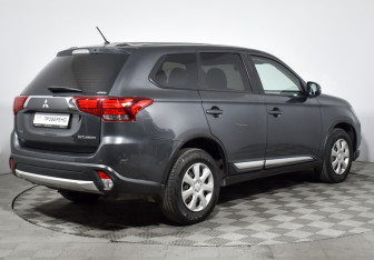 Подержанный автомобиль Mitsubishi Outlander 2016 года (5 фото)