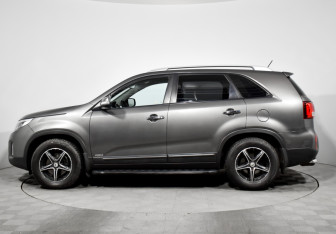 Подержанный автомобиль Kia Sorento 2015 года (8 фото)