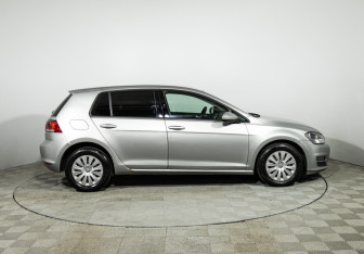 Подержанный автомобиль Volkswagen Golf Hatchback 2014 года (4 фото)
