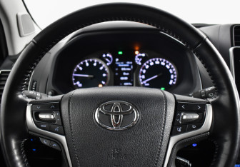 Подержанный автомобиль Toyota Land Cruiser Prado 2022 года (15 фото)