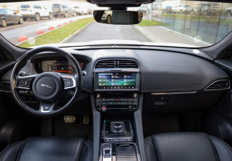 Подержанный автомобиль Jaguar F-Pace 2018 года (10 фото)