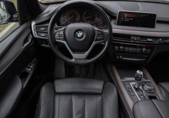 Подержанный автомобиль BMW X5 2015 года (12 фото)