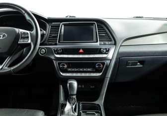 Подержанный автомобиль Hyundai Sonata 2019 года (14 фото)