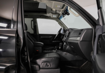 Подержанный автомобиль Mitsubishi Pajero 2014 года (25 фото)